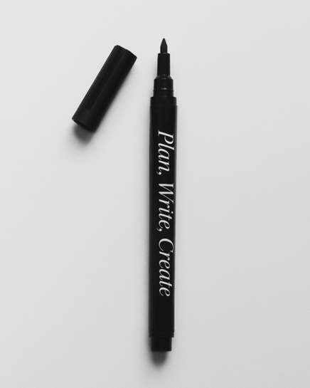 – Ένας μαύρος μαρκαδόρος κιμωλίας που χρησιμοποιείται για να γράφετε σε πλέξιγκλας