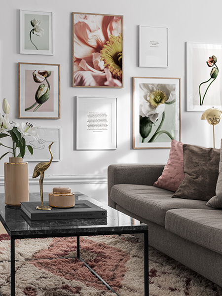 Floral poster από το Desenio. Τοίχος με καδραρισμένα poster με λουλούδια και άλλα φυτά.